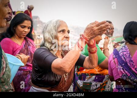 INDIA, VARANASI - 27 NOVEMBRE 2015: Donna etnica in abiti tradizionali e venditori tradizionali indiani in abiti tradizionali e tradizionali Foto Stock