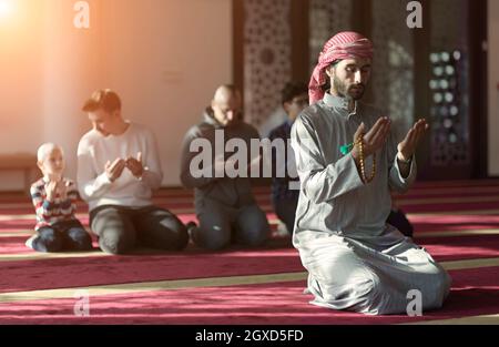 gruppo di musulmani che pregano namaz in moschea Foto Stock