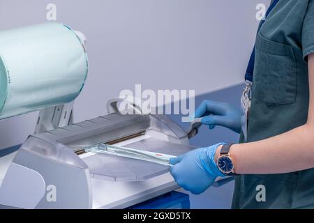 Autoclave in sala di sterilizzazione in clinica. Sistema in acciaio sterile. Attrezzature chirurgiche e odontoiatriche. Strumenti medici. Foto Stock