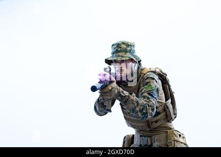 Modern Warfare american marines soldato in azione mentre intrufolarsi e puntando su laseer vista ottica in posizione di combattimento e ricerca di bersaglio in b Foto Stock