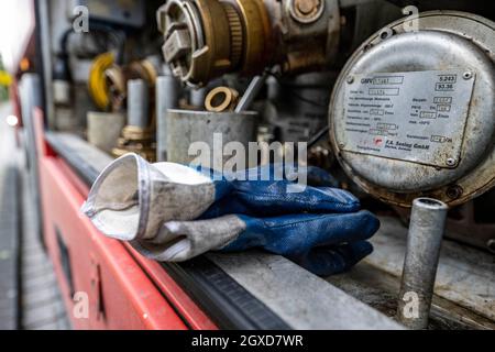 Lippstadt, Germania. 05 ottobre 2021. I guanti si trovano all'interno di una cisterna per la consegna dell'olio di riscaldamento. I consumatori possono aspettarsi un forte aumento dei costi di riscaldamento quest'anno a causa dell'elevata domanda globale di petrolio greggio. Sarà ancora più costoso in 2021 nelle case con il riscaldamento di petrolio, dove i costi sono previsti aumentare del 44 per cento - dopo il calo del 27 per cento nell'anno precedente. Credit: David Inderlied/dpa/Alamy Live News Foto Stock