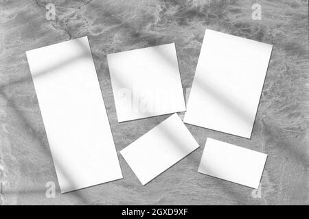 Mockup di cancelleria nuziali vuoti con ombre su sfondo grigio Foto Stock