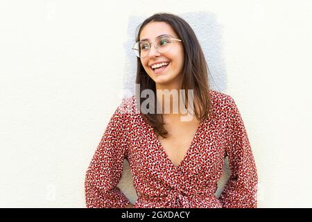 Vecchio stile cognac vetro su tavolo di legno con luce naturale Foto Stock