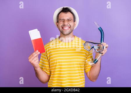 Foto di giovane eccitato uomo felice sorriso positivo vacanza passaporto maschera di nuoto isolato su sfondo viola colore Foto Stock