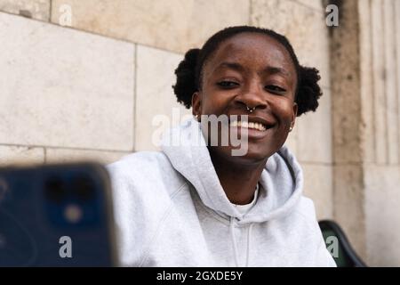 Sorridente afroamericana con piercing autoritratto con smartphone Foto Stock