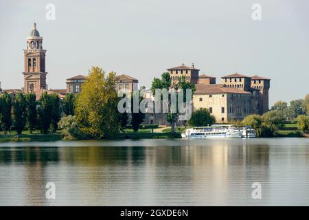 Veduta di Palazzo Ducale dall'acqua del lago Mincio, scattata in luminosa luce solare autunnale a Mantova, Lombardia, Italia Foto Stock