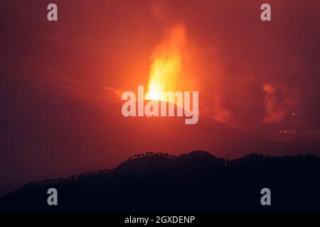 La lava calda e il magma fuoriescono dal cratere di notte. Cumbre Vieja eruzione vulcanica a la Palma Isole Canarie, Spagna, 2021. Cumbre Vieja vulcanica e. Foto Stock