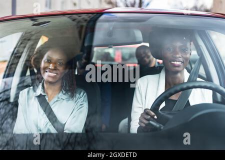 App servizio di condivisione carpool Ride. Gruppo di amici africani Foto Stock