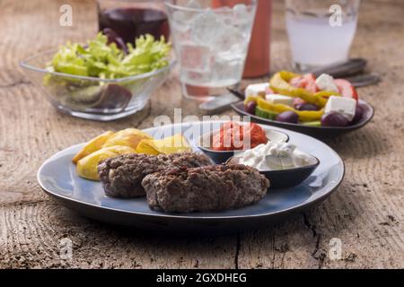 feta greca riempito bifteki e patatine fritte Foto Stock