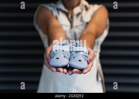 Croppata irriconoscibile afroamericana donna che anticipa il parto mostrando le tette del bambino Foto Stock