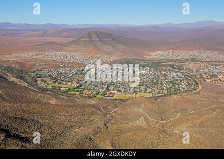 Vista elevata della città di Graaff-Reinet in arido regione di karoo del Sud Africa Foto Stock