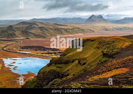 Vista sulle montagne dall'altro lato del faro di Dyrholaey visto dalla cima della montagna, Islanda Foto Stock