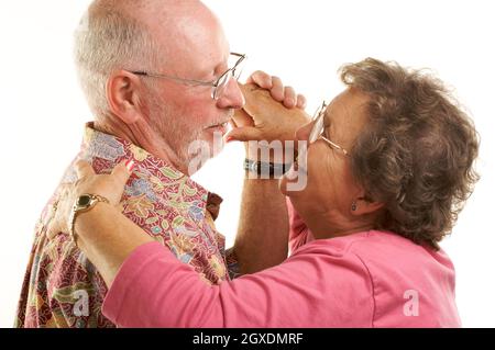 Felice coppia anziano che balla romanticamente. Foto Stock