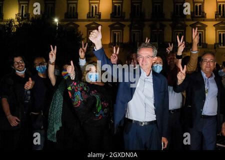 Napoli, Gaetano Manfredi è il nuovo sindaco di Napoli. Con il 63 per cento dei voti, il candidato di centro-sinistra gioisce fuori da Palazzo San Giacomo, il municipio. Foto Stock