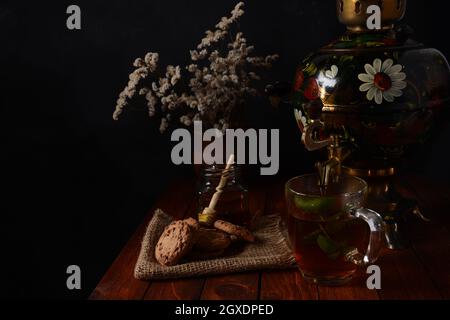 Tea Party in stile rustico con samovar Foto Stock