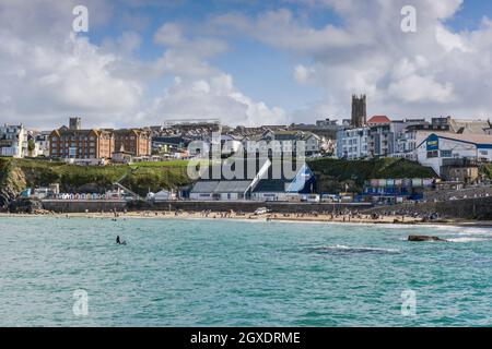 Alta marea a Towan Beach a Newquay in Cornovaglia. Foto Stock