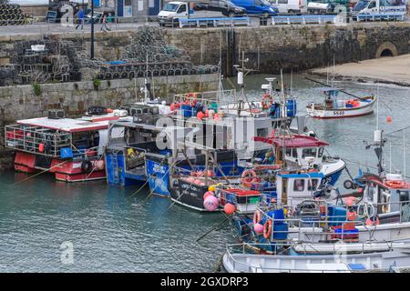 Barche ormeggiate nel pittoresco porto di Newquay in Cornovaglia. Foto Stock