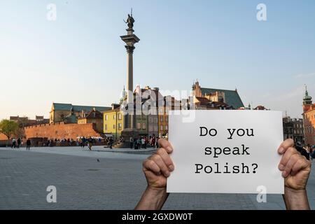 Varsavia, Polonia. Aprile 2019. Una vista della gente che cammina in Zamkowy Square al tramonto Foto Stock