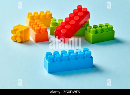 Blocchi giocattolo in plastica su sfondo blu Foto Stock