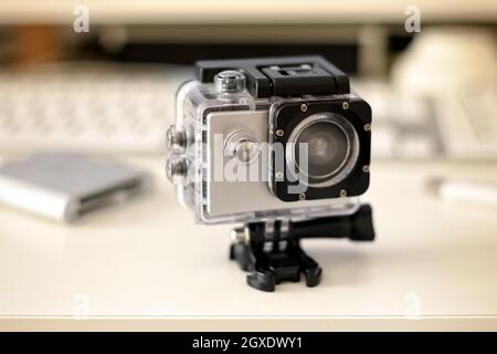 Primo piano su una videocamera compatta e robusta su un supporto per registrare l'azione coinvolgente in video e fotografie Foto Stock
