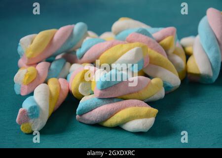 Marshmallow si torce. Caramelle dolci e colorate Foto Stock