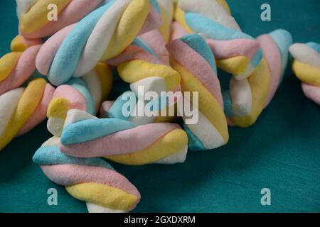 Marshmallow si torce. Caramelle dolci e colorate Foto Stock