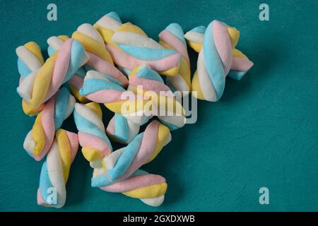 Marshmallow si torce. Caramelle dolci e colorate Foto Stock