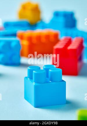 Blocchi giocattolo in plastica su sfondo blu Foto Stock