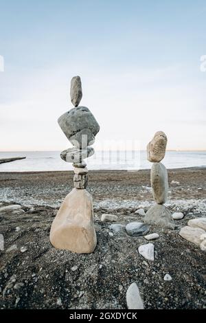 Le figure di pietre sulla spiaggia. Bellissime le figure di pietre sullo sfondo del mare. Foto Stock