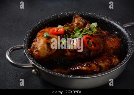 Pollo Tandoori con pasta di pollo fresca e spezie indiane croccanti Foto Stock