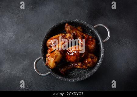 Pollo Tandoori con pasta di pollo fresca e spezie indiane croccanti Foto Stock