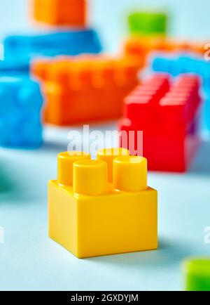 Blocchi giocattolo in plastica su sfondo blu Foto Stock