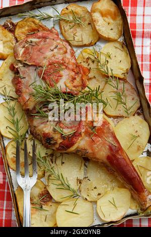 Spalla di agnello con patate. Foto Stock