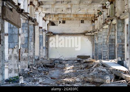 La camera di un grande edificio industriale, sottoposta a riciclo. La prospettiva di pali in forma di un vicolo cieco. Foto Stock