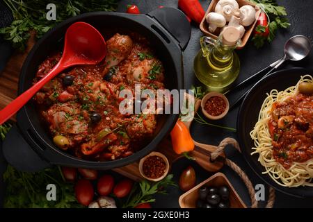 Stufato di cacciatore di cacciatori di pollo italiano con spaghetti Foto Stock