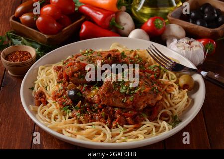 Stufato di cacciatore di cacciatori di pollo italiano con spaghetti Foto Stock