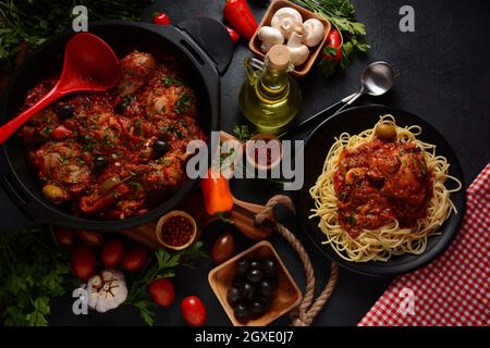 Stufato di cacciatore di cacciatori di pollo italiano con spaghetti Foto Stock