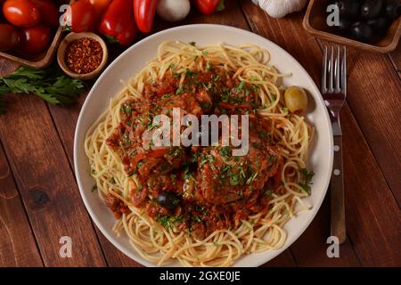 Stufato di cacciatore di cacciatori di pollo italiano con spaghetti Foto Stock