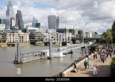 Londra, Inghilterra. Persone che camminano sulla South Bank il 28 settembre 2021 a Londra nel Regno Unito. Credit: SMP NEWS / Alamy Live News Foto Stock