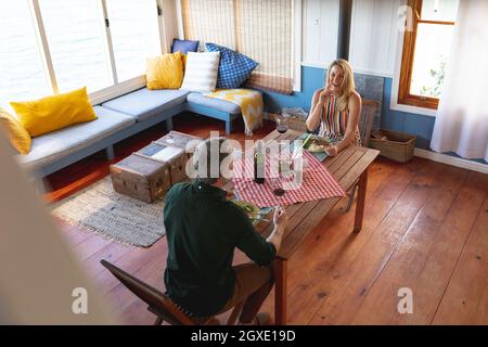 Felice coppia caucasica matura che ha una cena romantica a casa Foto Stock