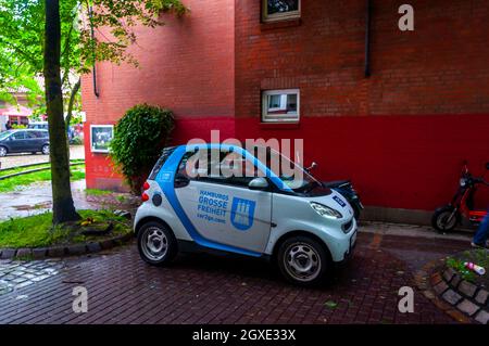 Amburgo, Germania, maggio 10. 2014. Uno Smart della compagnia di carsharing 'car2go' Hamburgs grosse freiheit parcheggiato sotto l'albero di fronte all'edificio Foto Stock