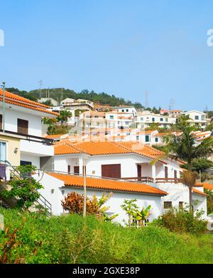 Villaggio edifici residenziali tipici. Isola di Madeira, Portogallo Foto Stock