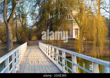 Ponte di legno bianco per l'isola su un lago nel Parco Nazionale di Sofiyivka. Uman, Ucraina Foto Stock