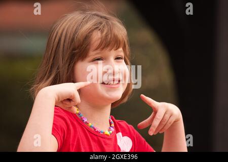 Adorabile ragazza pone mentre si gioca all'esterno. Foto Stock