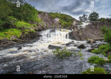 Primo piano sulla cascata, fiume Owenreagh che attraversa il Molls Gap o valle in MacGillycuddys Reeks montagne, Wild Atlantic Way, Ring of Kerry, Irlanda Foto Stock