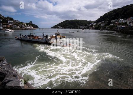 Una vista del Dartmouth a Kingswear traghetto inferiore come lascia il molo a Dartmouth Foto Stock