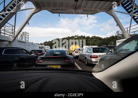 Una vista da bordo di un'auto sul Dartmouth al traghetto più alto di Kingswear Foto Stock