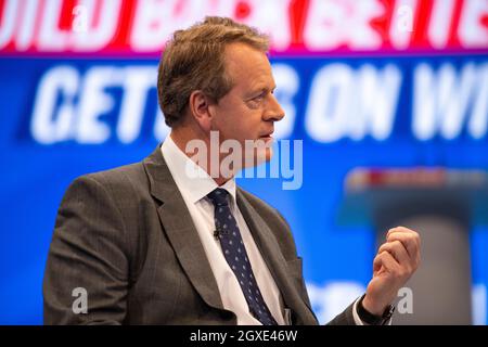 Manchester, Inghilterra, Regno Unito. 5 ottobre 2021. NELLA FOTO: RT Alister Jack MP - Segretario di Stato britannico per la Scozia. Ha visto parlare con Tony Danker (direttore generale del CBI) e la baronessa Nosheena Mobarik, per discutere come il governo britannico e i conservatori scozzesi stanno conducendo all'azione per migliorare i posti di lavoro di collegamento e di sport in Scozia. Scene durante la Conferenza del partito conservatore #CPC21. Credit: Colin Fisher/Alamy Live News Foto Stock