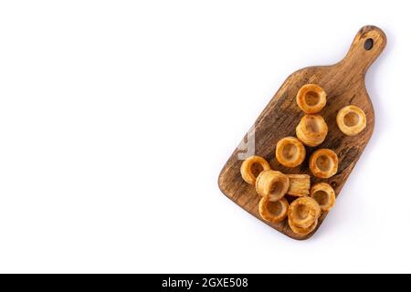 Tradizionale budino inglese dello Yorkshire isolato su sfondo bianco Foto Stock