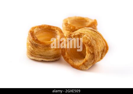 Tradizionale budino inglese dello Yorkshire isolato su sfondo bianco Foto Stock